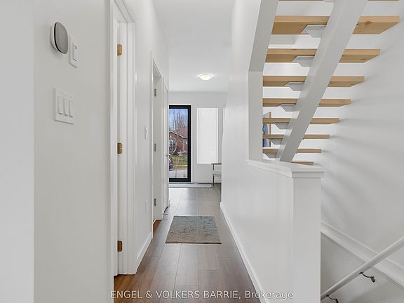 5th image of 142 Athabaska Rd