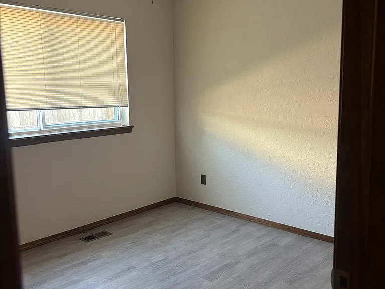 1703 Lancaster Cir — Photo 6