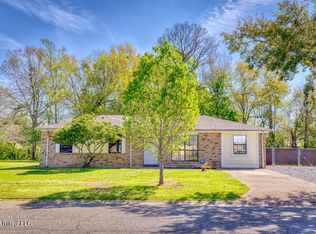 912 Sycamore Dr, Gulfport, MS 39503