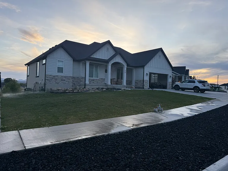 459 N Hawthorn Dr — Photo 1
