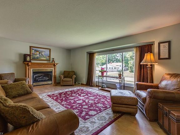 4th image of 142 E Overlook Dr