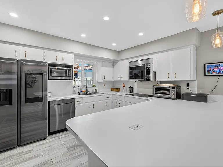 1570 NE 30th Pl — Photo 17