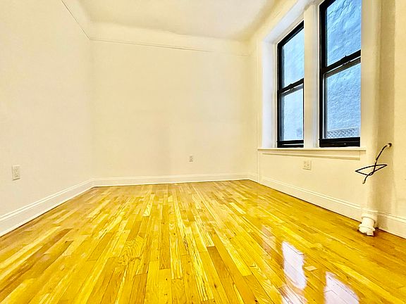 4th image of 226 E 83rd St #2