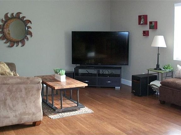4th image of 660 Tauton Dr