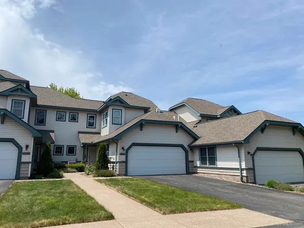 1203 Lakeshore Park Pl, Marquette, MI 49855