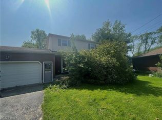 141 Mapleview Ct, New Middletown, OH 44442