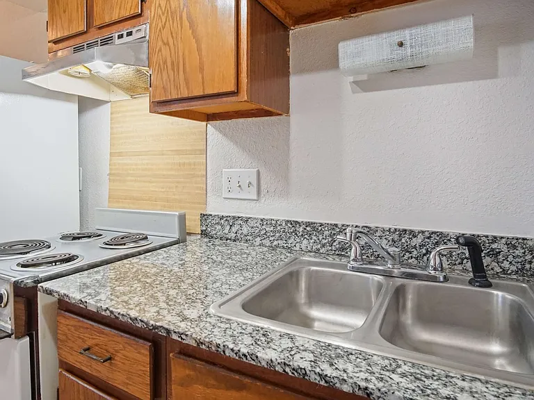 Meridian Place Apartments — Photo 18