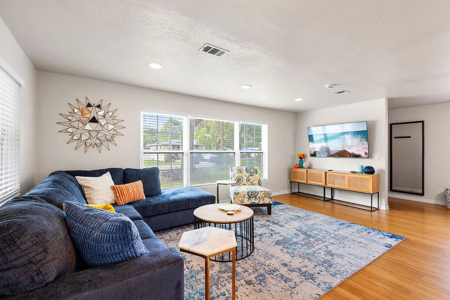 3 bed, 2.0 bath, 1227 sqft, $4,325 — Photo 1