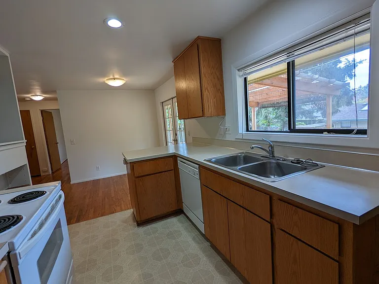 3170 University St — Photo 11