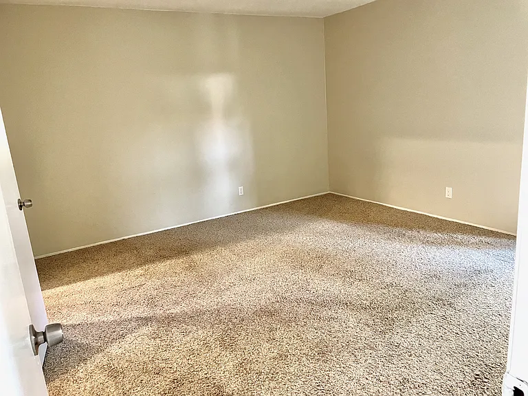 2530 Clairemont Dr — Photo 11