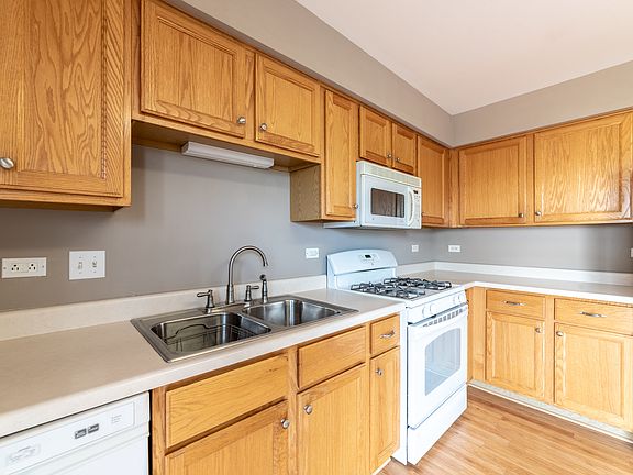 4th image of 40 Corinth Dr