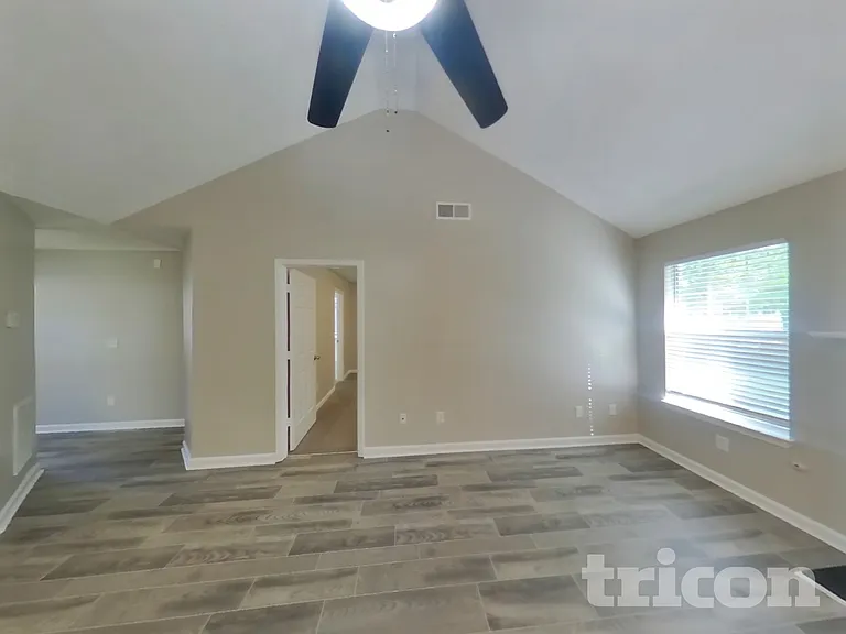 1411 Pebble Ridge Ln — Photo 3