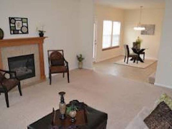 5th image of 2404 Surrey Dr