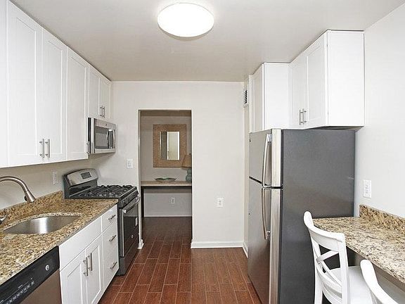 2nd image of 854 E Broadway APT 4P