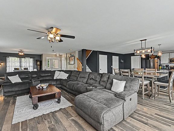 3rd image of 15897 Rolland Dr