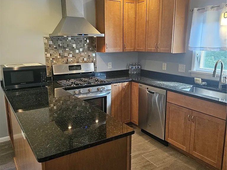 80 David Ave — Photo 2