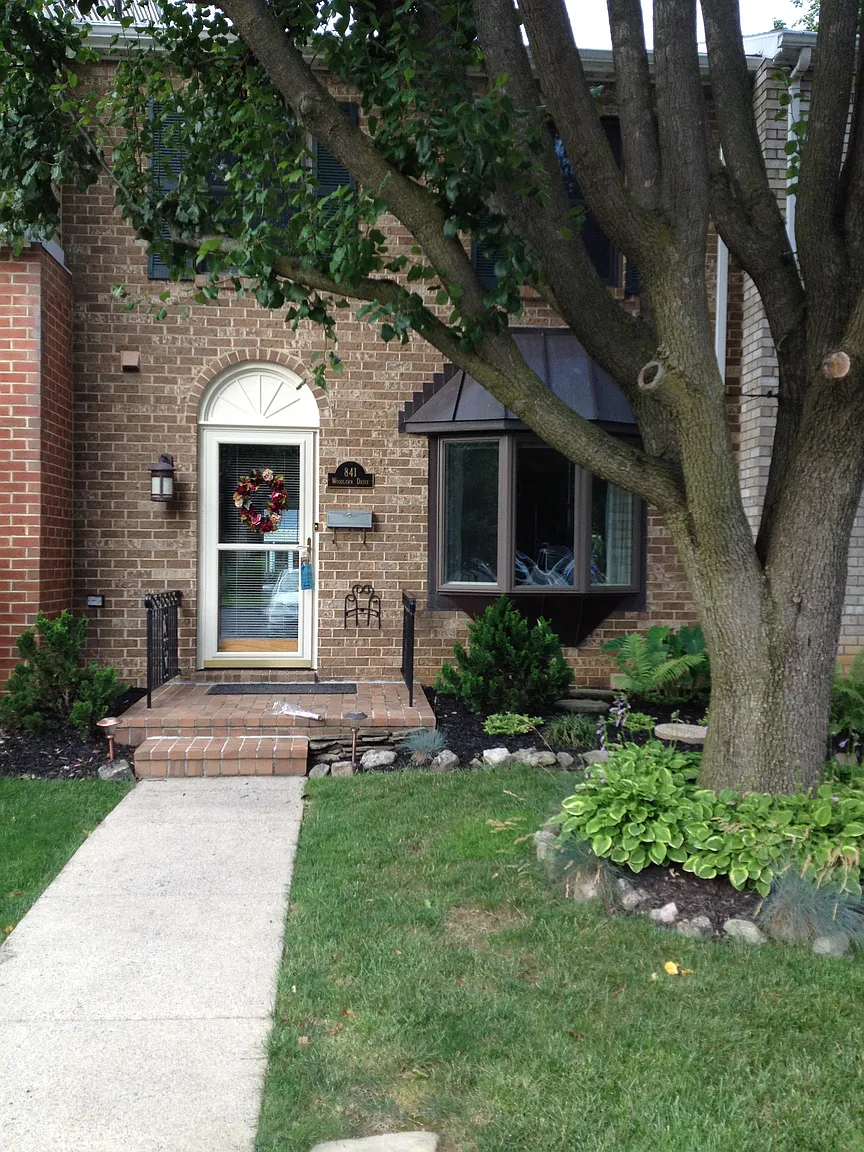 841 Woodlawn Dr photo 1