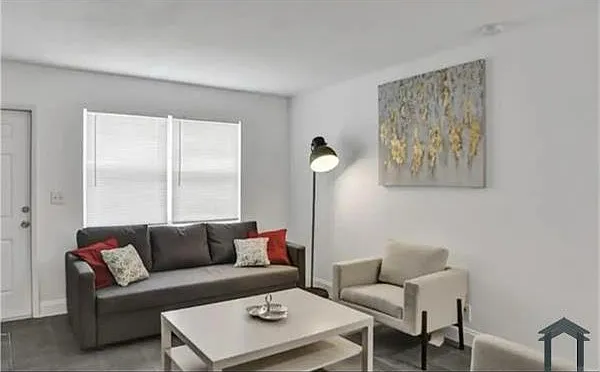 2 bed, 750 sqft, $2,200 — Photo 2
