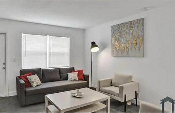 2nd image of 914 3rd St APT 4