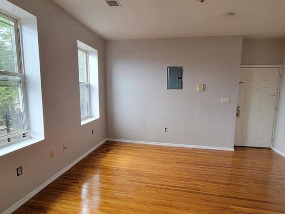 3rd image of 210 N 15th St #44