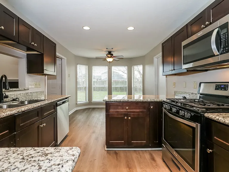 15815 Spruce River Ct — Photo 9