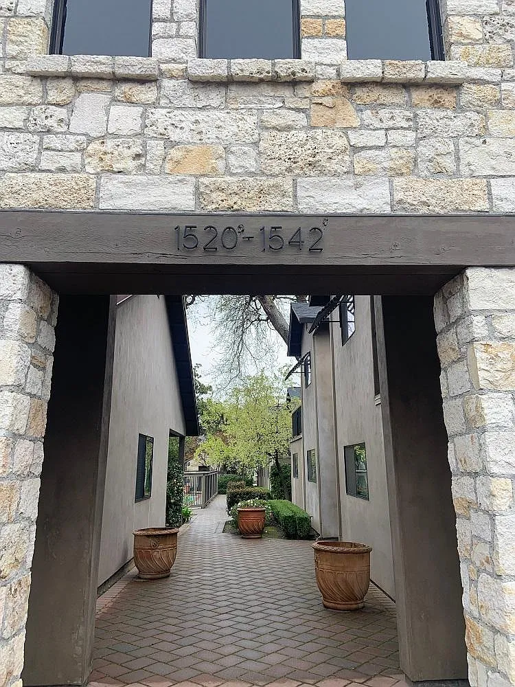 2 bed, 1100 sqft, $3,200 — Photo 2