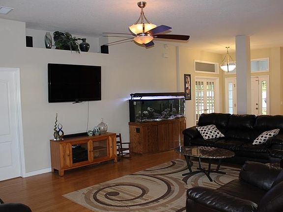 3rd image of 3010 Diamond Ln