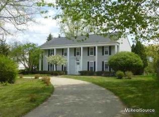 1241 E Horseshoe Ct, Rochester Hills, MI 48306