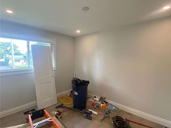3rd image of 20 Ottaway Ave