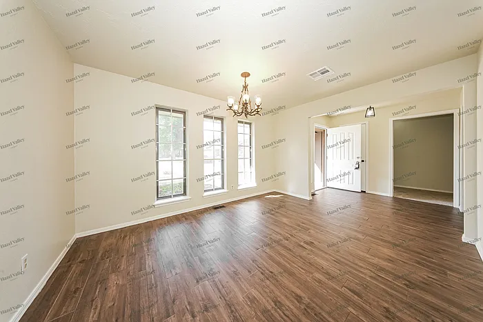 4 bed, 2.0 bath, 2319 sqft, $1,945 — Photo 3