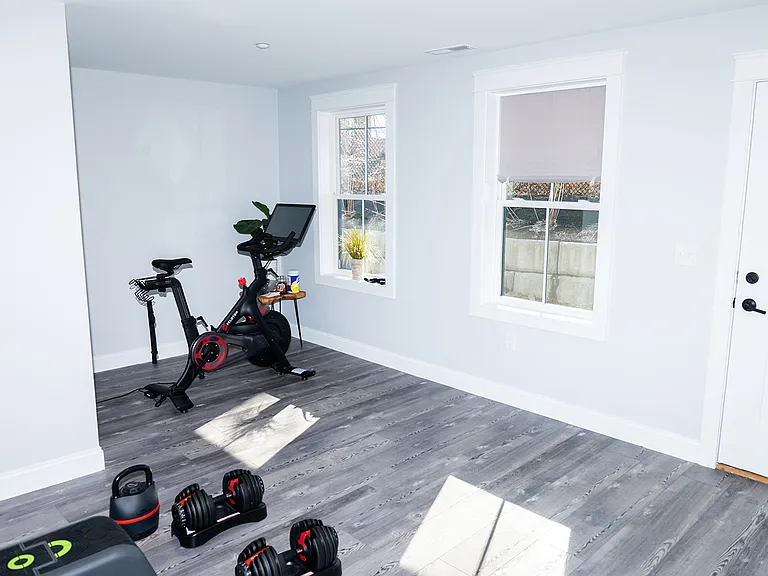 Bonus room with back patio access. Has full bath so can be used as a bedroom, gym, or flex room