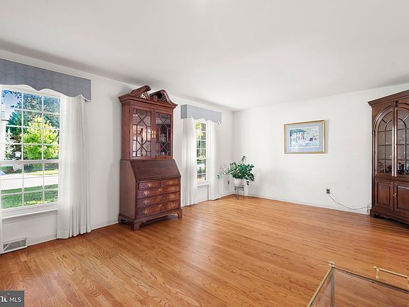 5th image of 5 Grant Ln