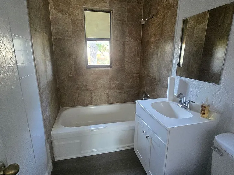 706 E Madison St — Photo 8