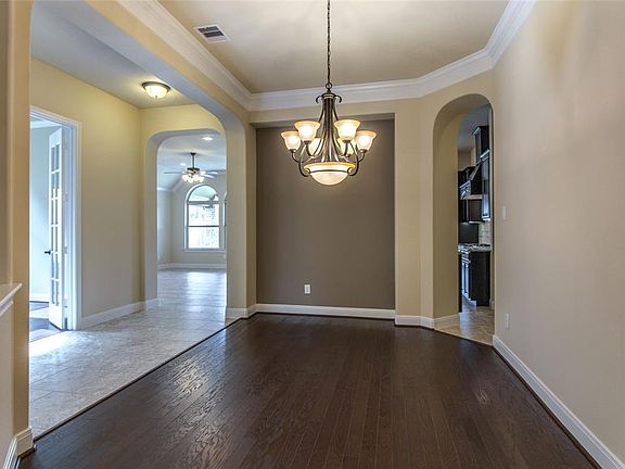 4th image of 6 E Wading Pond Cir