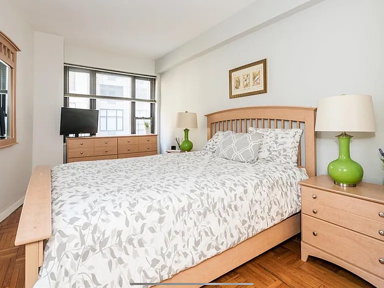 210 E 47th St #6J — Photo 10