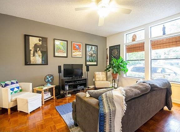 Inviting living room!