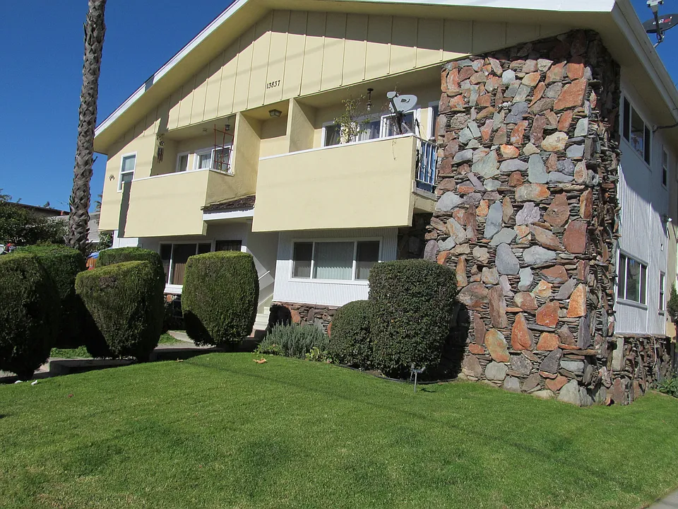 13837 Burbank Blvd #7