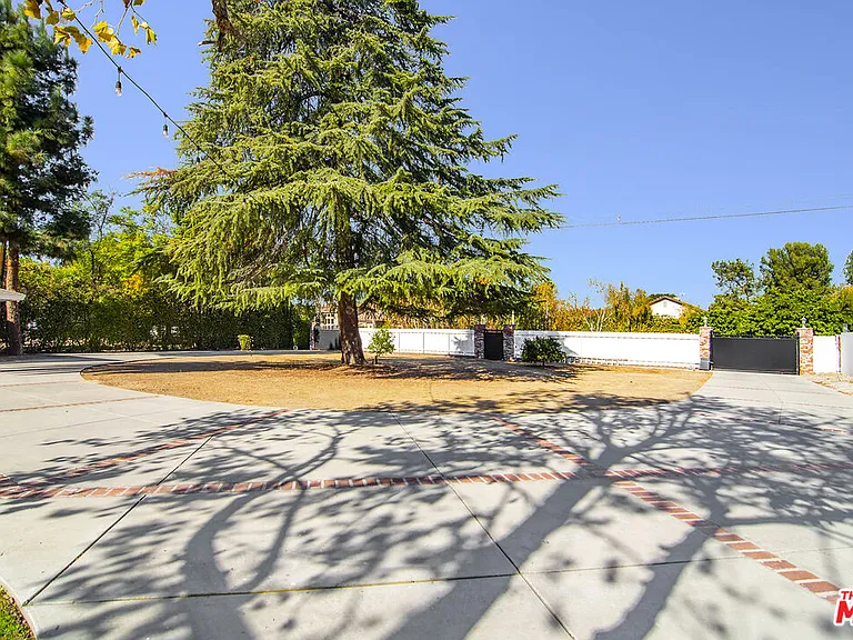 22960 Erwin St — Photo 5