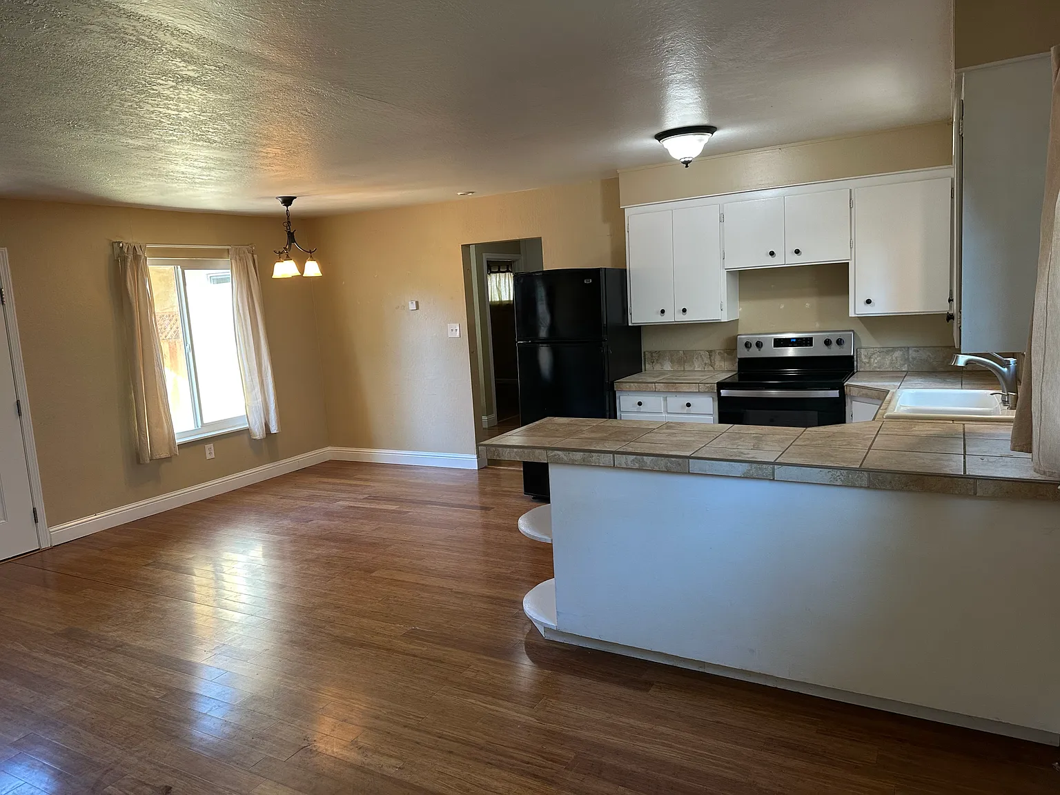 2 bed, 1000 sqft, $1,450 — Photo 2