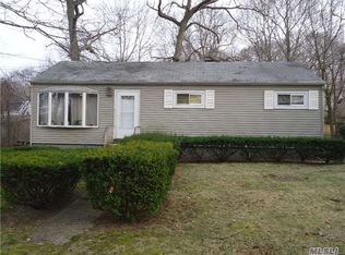 45 Charles St, Riverhead, NY 11901