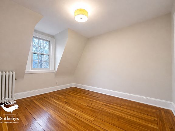 4th image of 262 Burns St #3