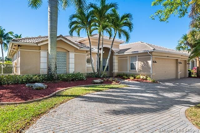 Large sweeping pavered driveway. Plenty of parking.