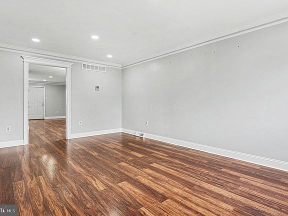 5th image of 261 Florence Dr