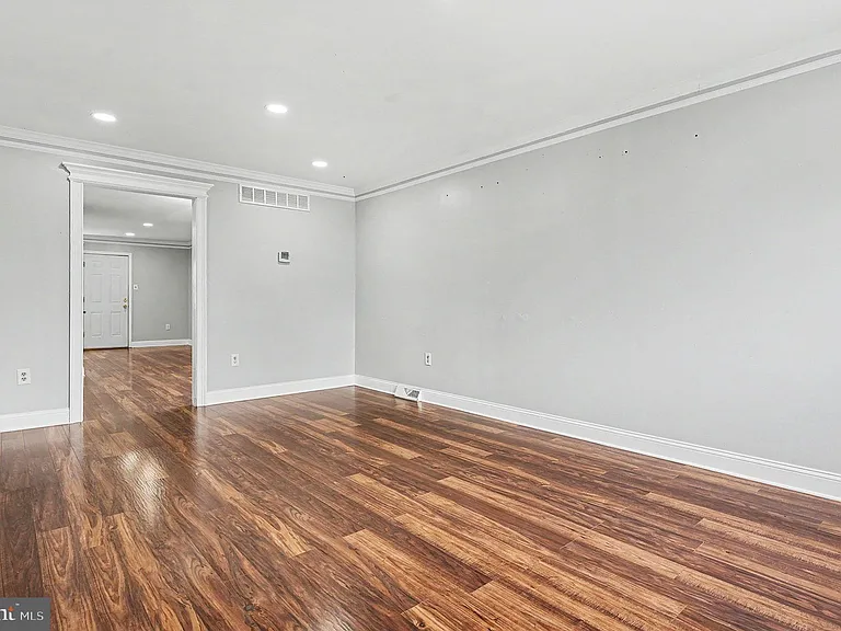 261 Florence Dr — Photo 5