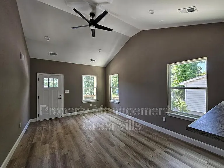 305 Appian Dr — Photo 5