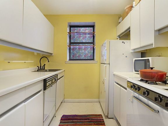 5th image of 319 E 105th St #2F1