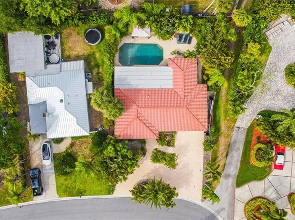 111 4th St, Belleair Beach, FL 33786
