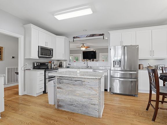 5th image of 409 Roma Ct