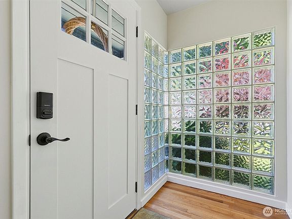 3rd image of 2219 Washington Way