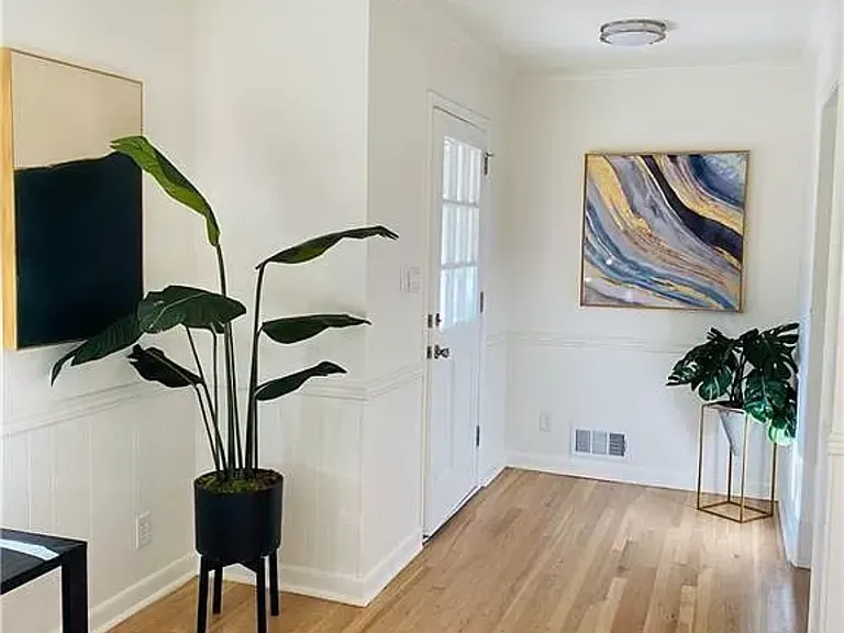 1230 Franklin Cir NE — Photo 3